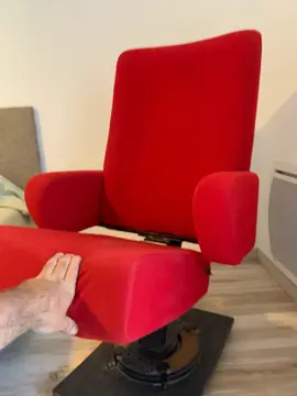 donne fauteuil de cinéma avec pied