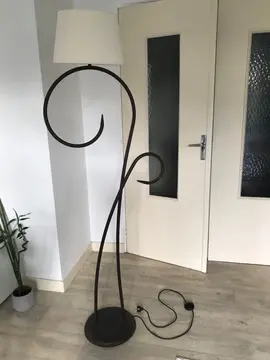 lampadaire en métal marron et abat-jour beige
