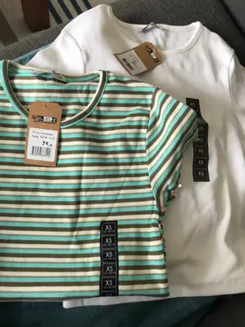 2 t shirts coton /La Halle neufs jamais portés taille xs 14 ans