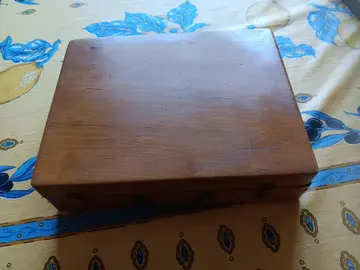 Ancienne boîte de peinture en bois vide 20,5 cm x 16,5 cm et épaisseur 4,5 cm