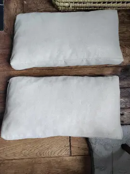 Petits coussins gris