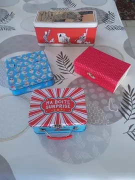 Lot de boîtes pour petit rangement.