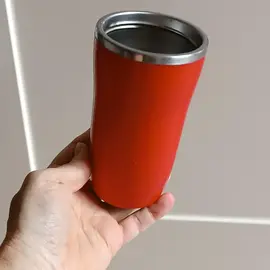 Tasse en métal façon isotherme