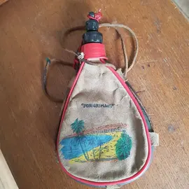 lot comprenant 2 petites gourdes en cuir; 2 poupées et 3 petits tapis boliviens
