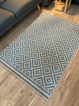 Tapis bleu et blanc