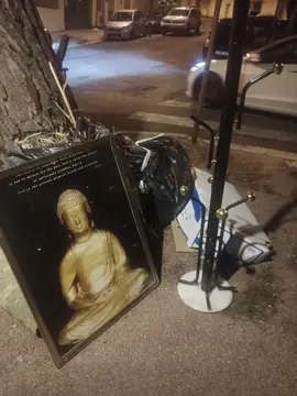 Vu dans la rue :Tapis, porte manteau, diable