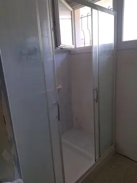 meuble de salle de bain + paroi de douche