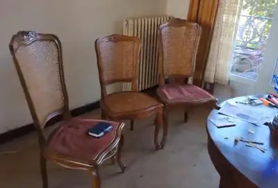 VIDE APPARTEMENT VENCE lit table acajou chaises fauteuil cuir hifi bibliothéque armoire