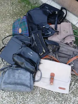 une dizaine de sacs à main