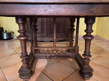 table en bois, plus quatre chaises