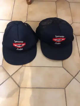 deux casquettes neuves