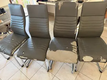 4 chaises fonctionnelles