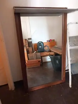 grand miroir avec étagère