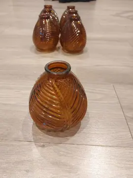 7 vases marron translucides