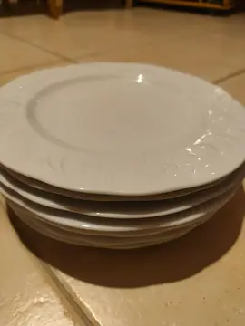 8 grandes assiettes en porcelaine