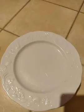 8 grandes assiettes en porcelaine de Limoge