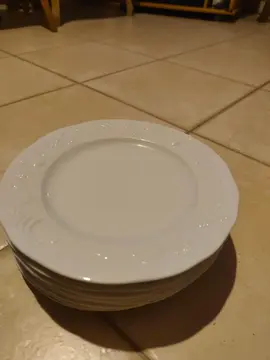 9 assiettes à dessert en porcelaine