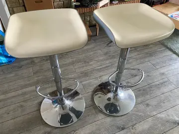 deux tabourets de bar