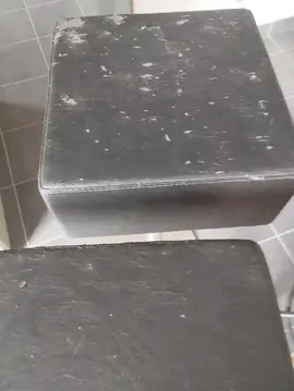 je donne 2 tabourets de bar à restaurer