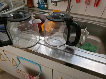 donne 2 pichet de caftiere électrique