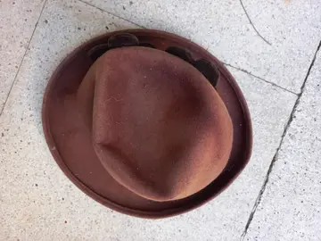Chapeau couleur marron