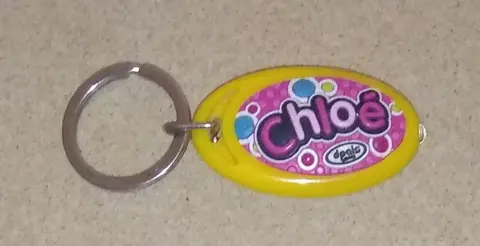 Porte-clés lumineux jaune avec le prénom Chloé