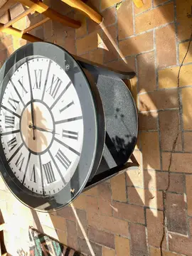 TABLE BASSE AVEC HORLOGE