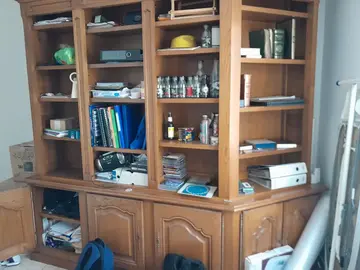 Je donne une armoire pour enfant, un meuble salon , une table avec 6 chaises et une bibliothèque.