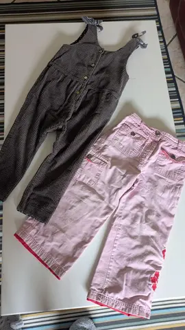 Lot pantalon et salopette en 3/4 ans