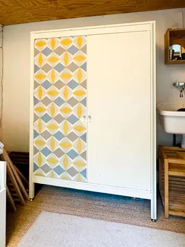Armoire en bois massif décoré