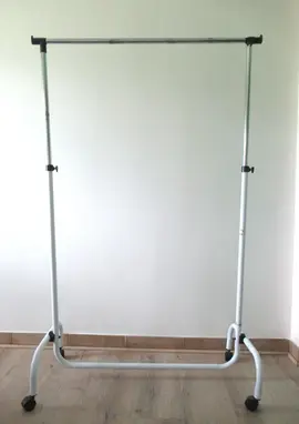 porte-manteau sur roulettes
