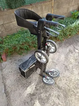 Déhambulateur avec assise et sac