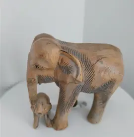 éléphants type sculpture en bois