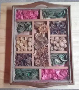 plateau vitré avec fleurs séchées