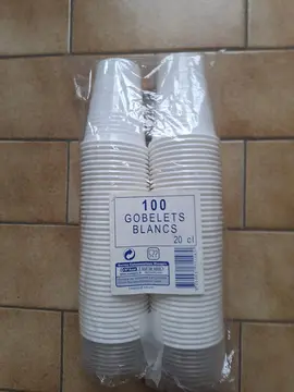 Lot une centaine de gobelets plastique