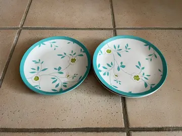 4 petites assiettes fleuries