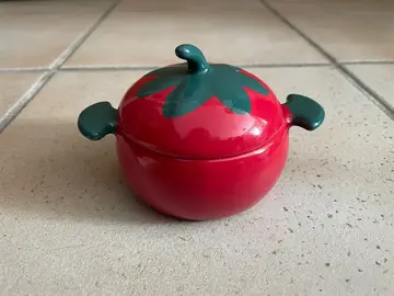 Petit pot en céramique en forme de tomate
