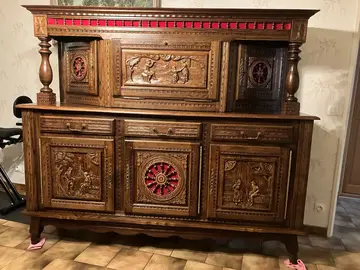 buffet avec 6 chaises et une table