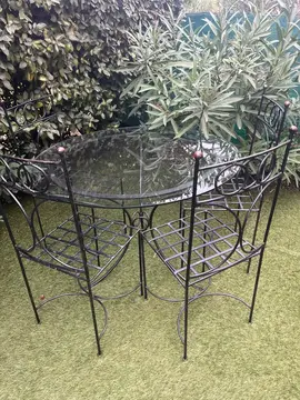 table fer forgé diamètre 1,10m et 4 chaises