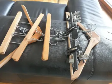 Clubs, associations, gîtes....Lot de cintres bois, métal et plastique