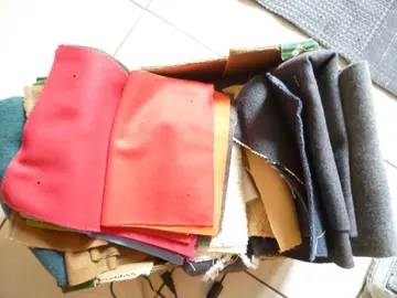 Lot de coupons et tombées lainages neufs et propres pour patch ou hahit poupées.