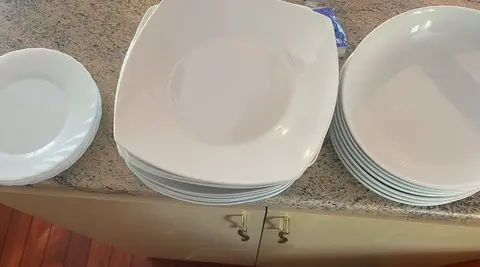 assiettes - verres - coquetiers