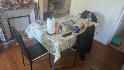 Donne : Table en verre et 4 chaises