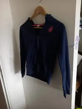 sweat bleu marine a capuche manche longue très bon état laver en fille taille 11/12 ans