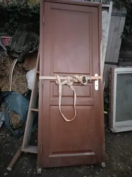 belle porte 83cm avec son bati, parfait etat, tres bonne qualité