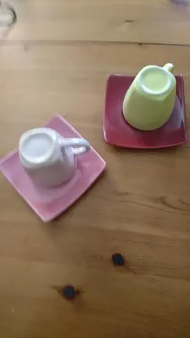2 tasses à café avec soucoupes