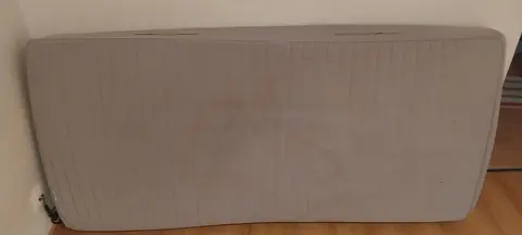 Matelas, table à repasser et micro-ondes
