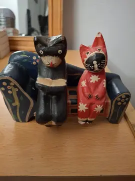 décoration 2 chats assis sur un fauteuil
