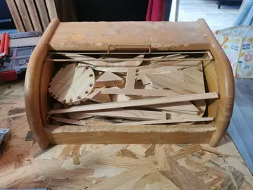 Petites chutes de bois et une caisse artisanale
