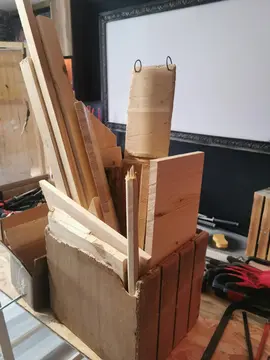 Chute de bois divers et sa caisse